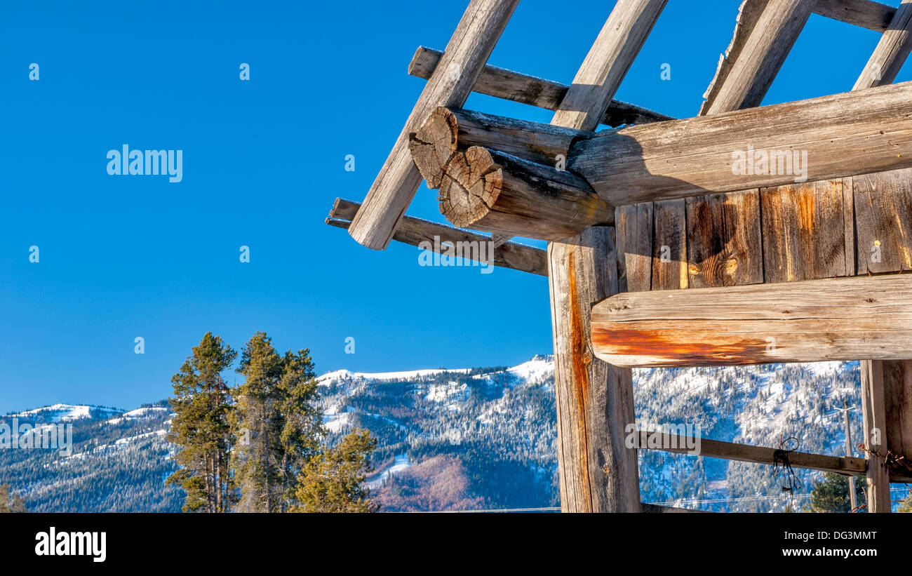 La foresta e la montagna con registro dettagli granaio Foto Stock