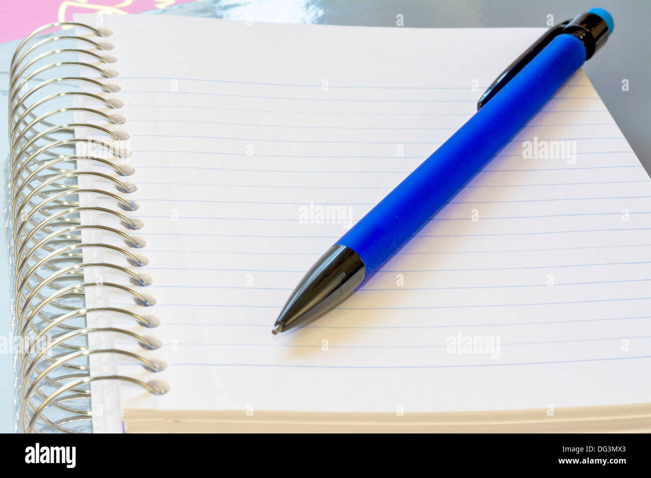 Carta e penna pronto per il lavoro della scuola Foto Stock
