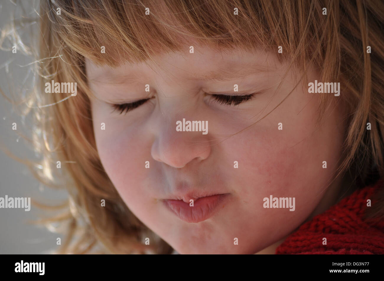 Il sole è troppo luminoso! Foto Stock