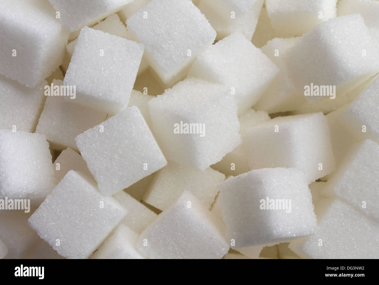 Zolletta di zucchero ingrediente alimentare sfondo con una chiusura di un mucchio di bianco e dolce grumi di cubetti come un simbolo della cucina e panificazione Foto Stock