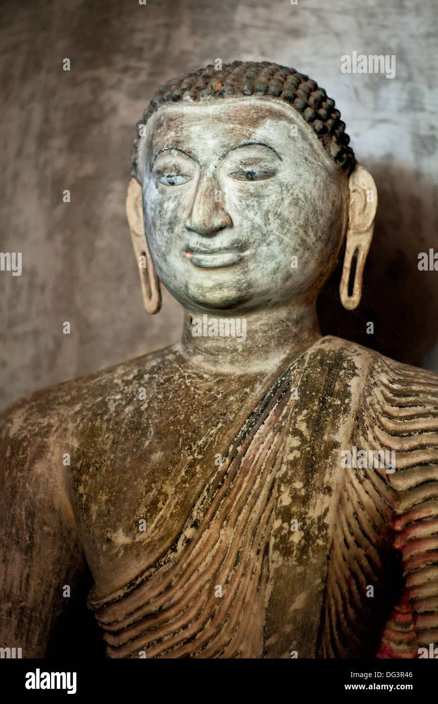 Statua di Buddha all'interno di Dambulla Grotta buddista Royal Rock Tempio Dambulla, Sri Lanka, Oceano Indiano, Asia Foto Stock