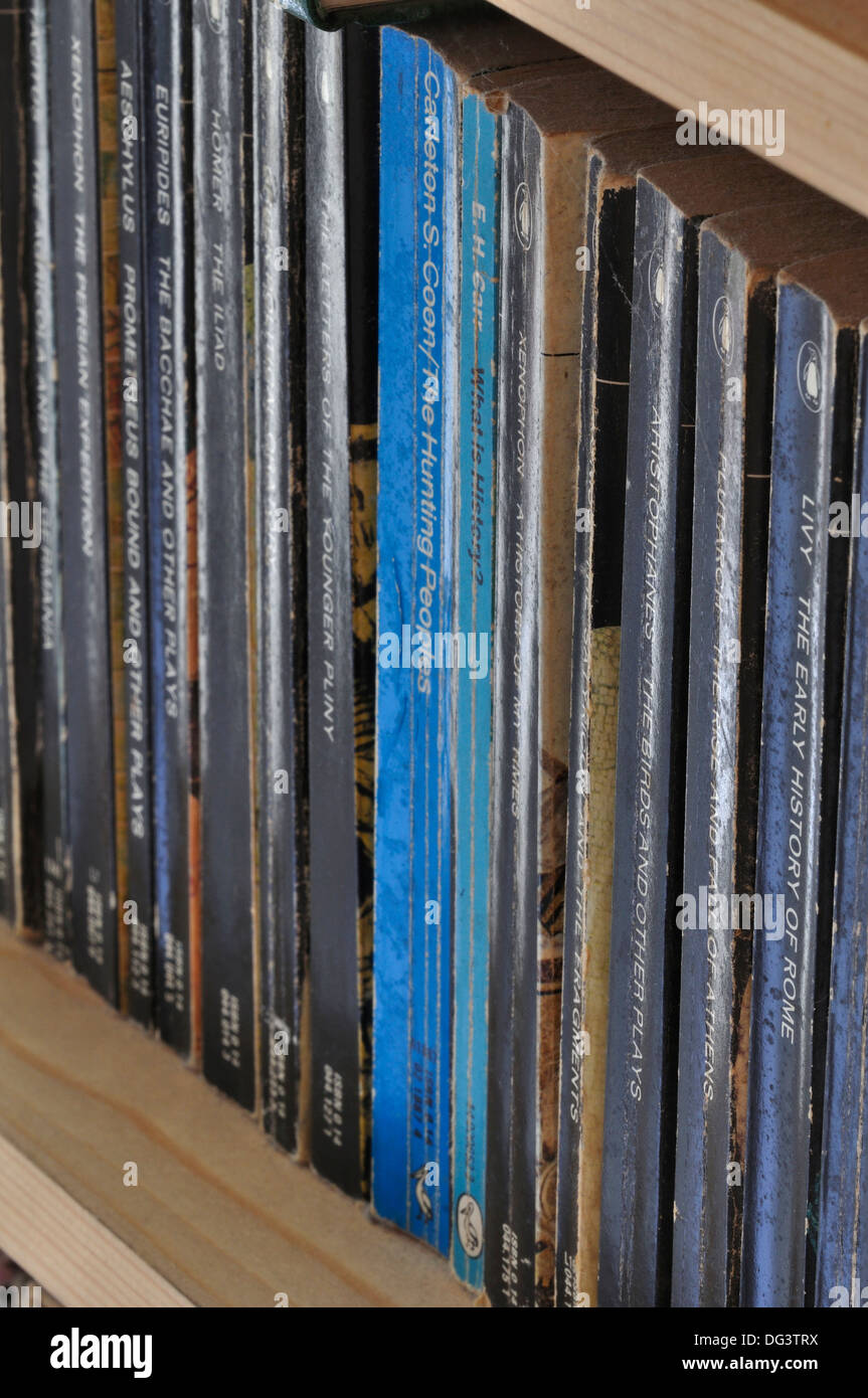 Un ripiano pieno di pinguino libri in brossura REGNO UNITO Foto Stock