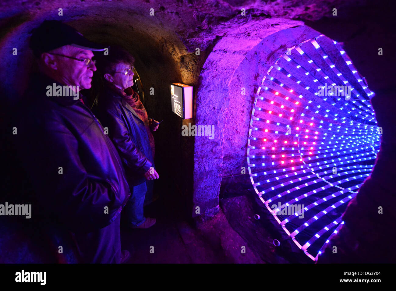 Gera, Germania. Xiii oct, 2013. L'installazione di vincita del premio speciale del 2° installation art award della sesta Biennale Hoehler, "incontro" (Cosima Schugmann), in un cosiddetto Hoehler, un sistema di cavità artificiali in quasi tutte le case della città vecchia di Gera, Germania, 13 ottobre 2013. La Biennale ha presentato la luce, il suono e le installazioni video da 33 nazionali e artisti stranieri nei corridoi e nelle cripte sotto la città di Gera. Foto: Marc Tirl/dpa/Alamy Live News Foto Stock