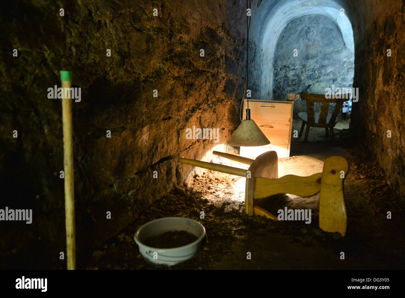 Gera, Germania. Xiii oct, 2013. L'installazione di vincita del premio speciale del 2° installation art award della sesta Biennale Hoehler, "Nella mia camera' (Erdmute Prautzsch), in un cosiddetto Hoehler, un sistema di cavità artificiali in quasi tutte le case della città vecchia di Gera, Germania, 13 ottobre 2013. La Biennale ha presentato la luce, il suono e le installazioni video da 33 nazionali e artisti stranieri nei corridoi e nelle cripte sotto la città di Gera. Foto: Marc Tirl/dpa/Alamy Live News Foto Stock