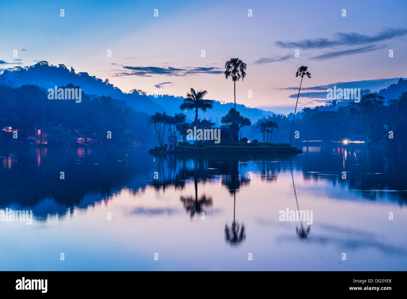 Lago Kandy e l'isola che ospita il Royal casa estiva all'alba, Kandy, provincia centrale, Sri Lanka, Asia Foto Stock