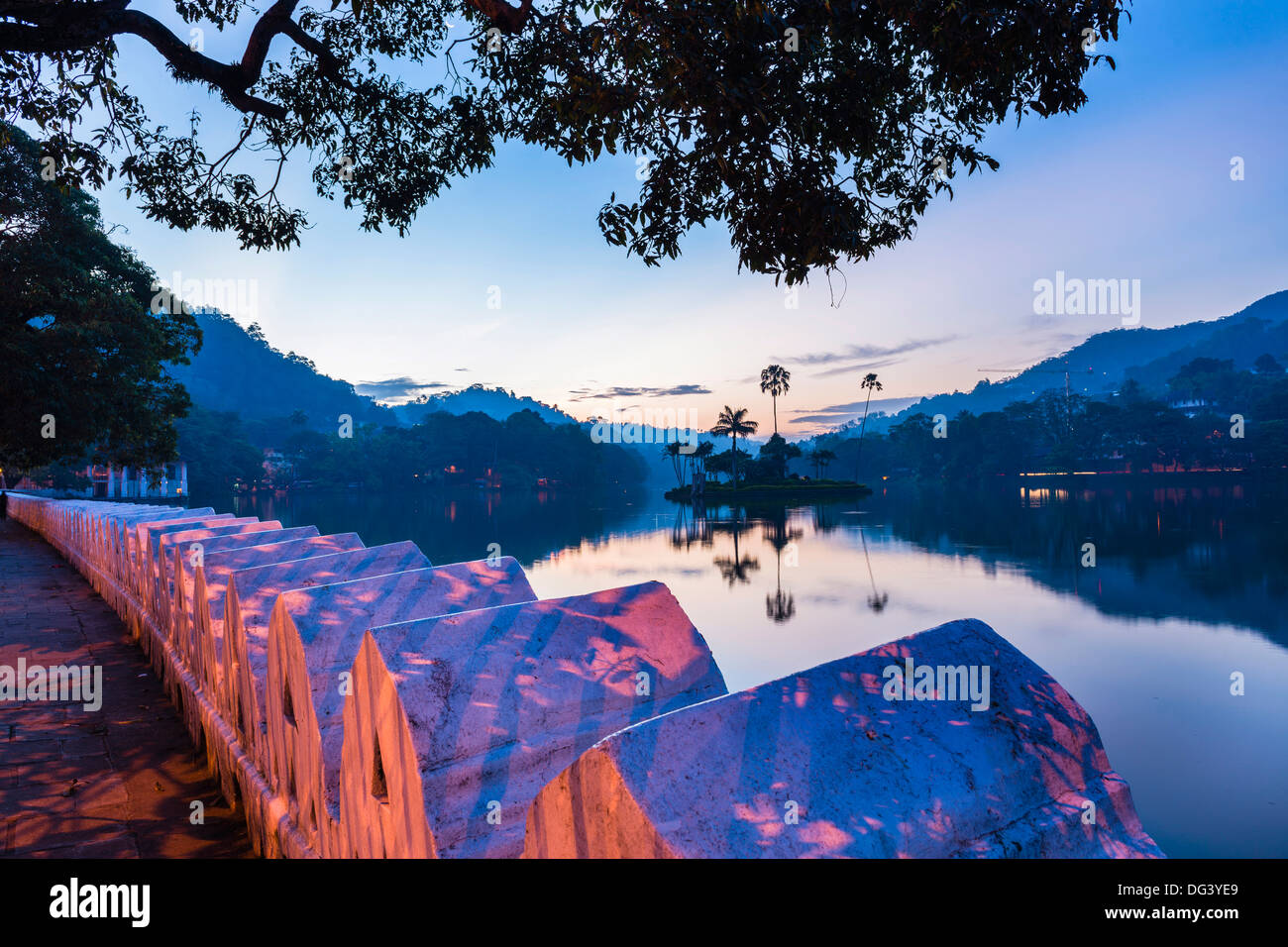 Lago Kandy e l'isola che ospita il Royal casa estiva all'alba, Kandy, provincia centrale, Sri Lanka, Asia Foto Stock
