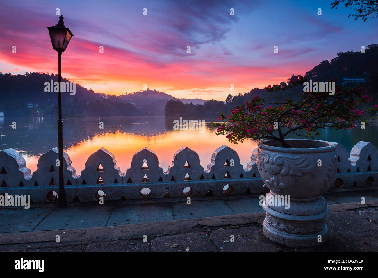 Sunrise drammatico al Lago Kandy e le nuvole parete (Walakulu parete), Kandy, provincia centrale, Sri Lanka, Asia Foto Stock