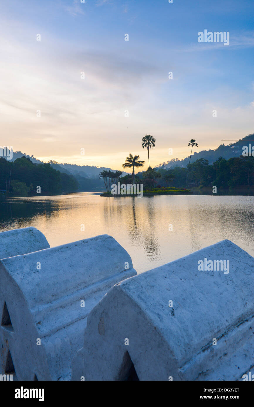 Lago Kandy all'alba, l'isola del Royal Summer House, con la parete di nuvole in primo piano, Kandy, Sri Lanka, Asia Foto Stock