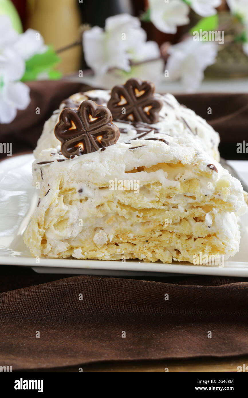 Strato bianco torta con crema pasticcera (Napoleone) decorate con il cioccolato Foto Stock