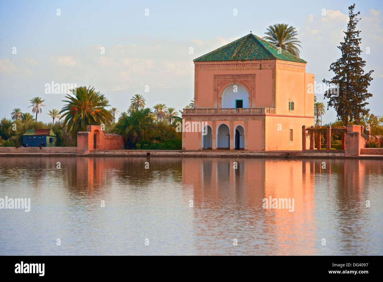 Bacino idrico risalente al XII secolo periodo Almohade e Pavilion, Giardini Menara, Marrakech, Marocco, Africa Settentrionale, Africa Foto Stock