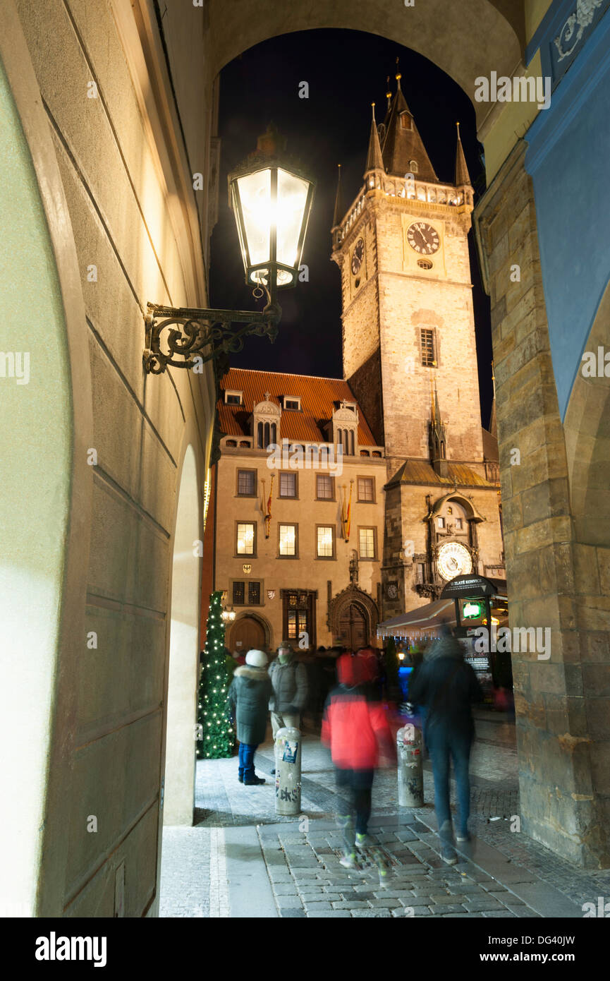 Gothic Old Town Hall al crepuscolo, la Piazza della Città Vecchia, il Sito Patrimonio Mondiale dell'UNESCO, Praga, Repubblica Ceca, Europa Foto Stock