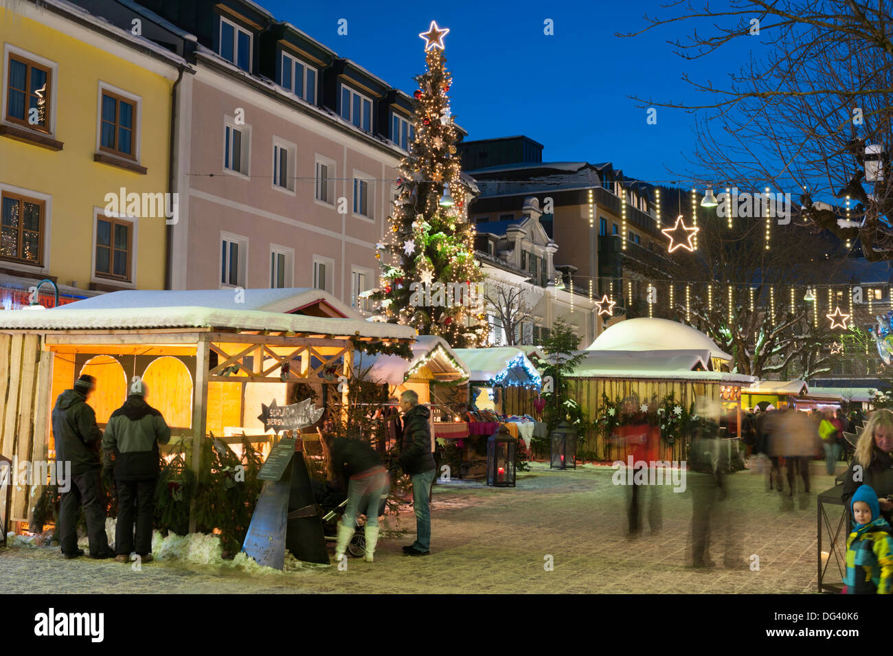 Le persone al mercato di Natale, Haupt Square, Schladming, Steiemark, Austria, Europa Foto Stock