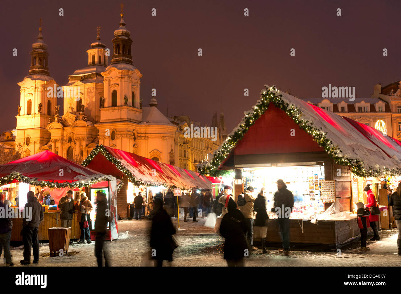Coperte di neve il Mercatino di Natale in stile barocco e la chiesa di San Nicola e la Piazza della Città Vecchia di Praga, Repubblica Ceca, Europa Foto Stock