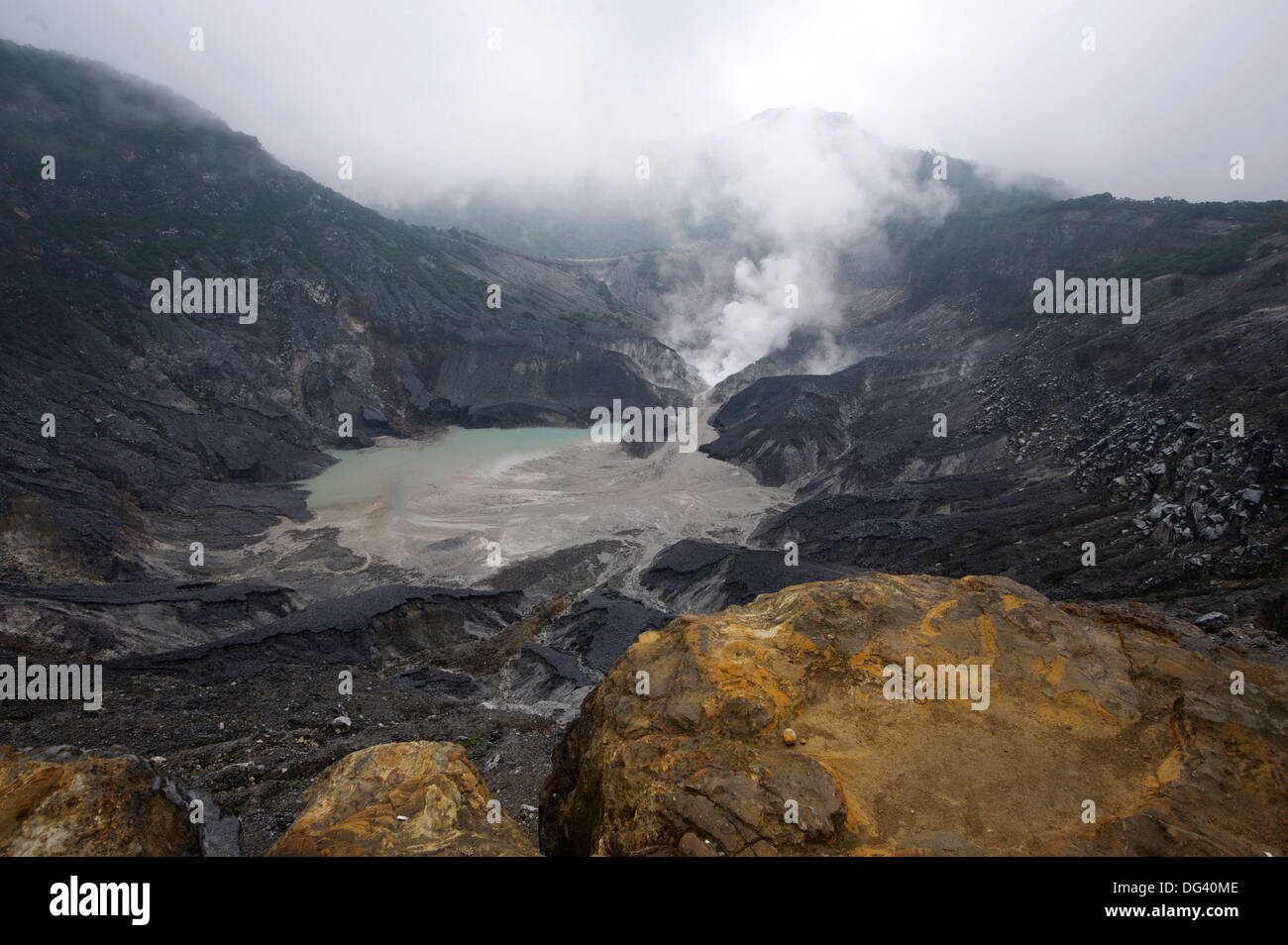 Hot vapore vulcanico rising in nubi del monsone da Kawah Ratu del monte Tangkuban Perahu,, Bandung, Java, Indonesia Foto Stock