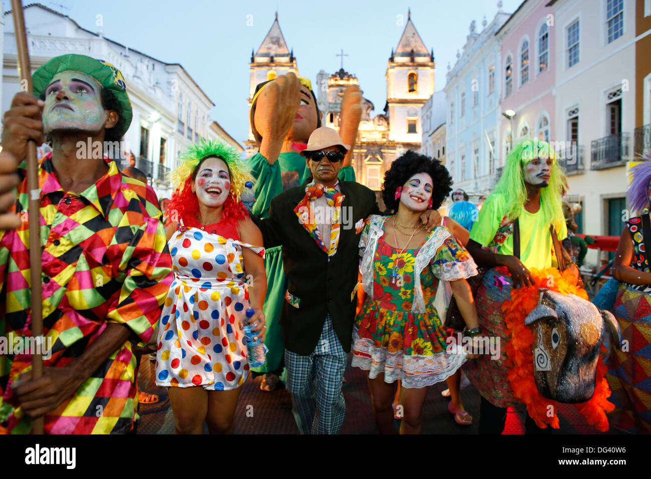 Giovane uomo in costume tra i palloncini a annuale di sfilata di carnevale  a Maastricht Paesi Bassi Europa Foto stock - Alamy