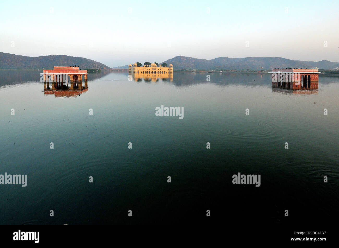 Il lago e il palazzo su Amber Road, Jaipur, Rajasthan, India, Asia Foto Stock