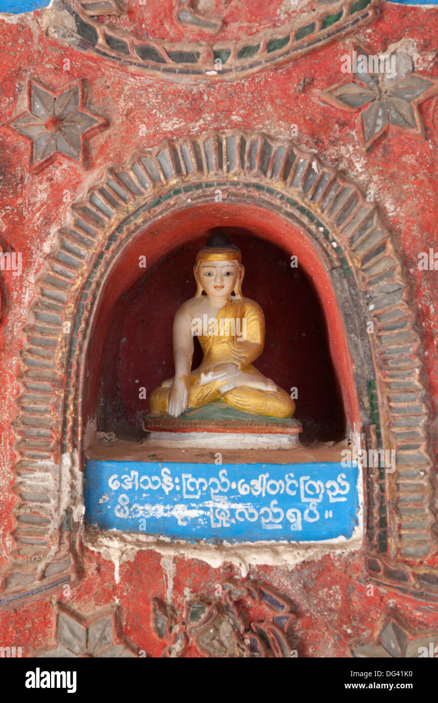 Offerte di Buddha nella nicchia della parete, Shwe Yan Pyay monastero, Nyaungshwe, Lago Inle, Stato Shan, Myanmar (Birmania), Asia Foto Stock