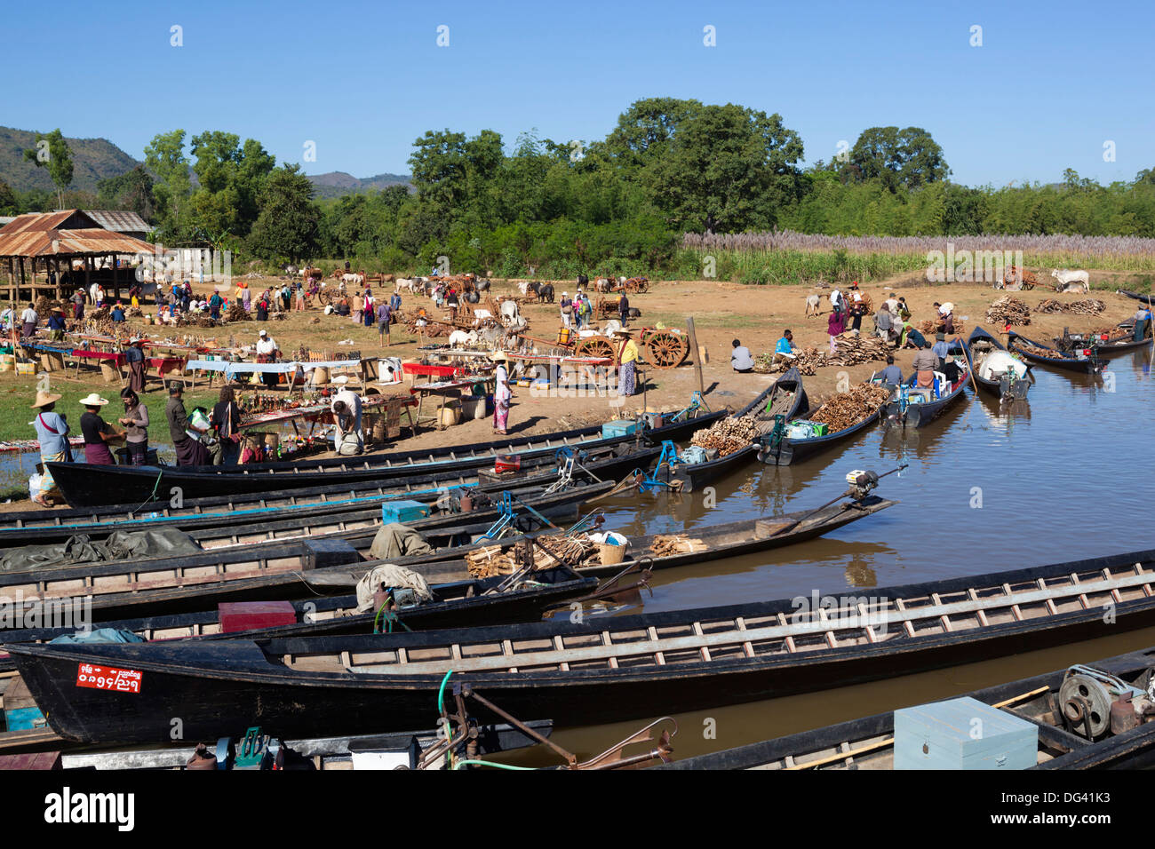 Thaung Tho mercato tribale all'estremità sud del Lago, Lago Inle, Stato Shan, Myanmar (Birmania), Asia Foto Stock