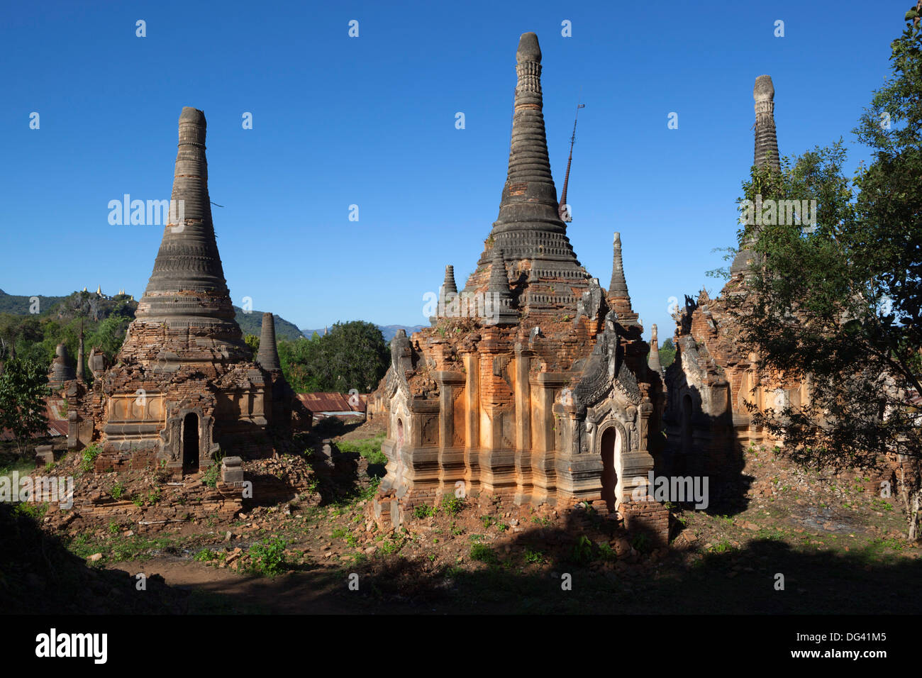 Shwe Inn Thein Pagoda, contenente 1054 del XVII e XVIII secolo, Zedi Lago Inle, Stato Shan, Myanmar (Birmania), Asia Foto Stock