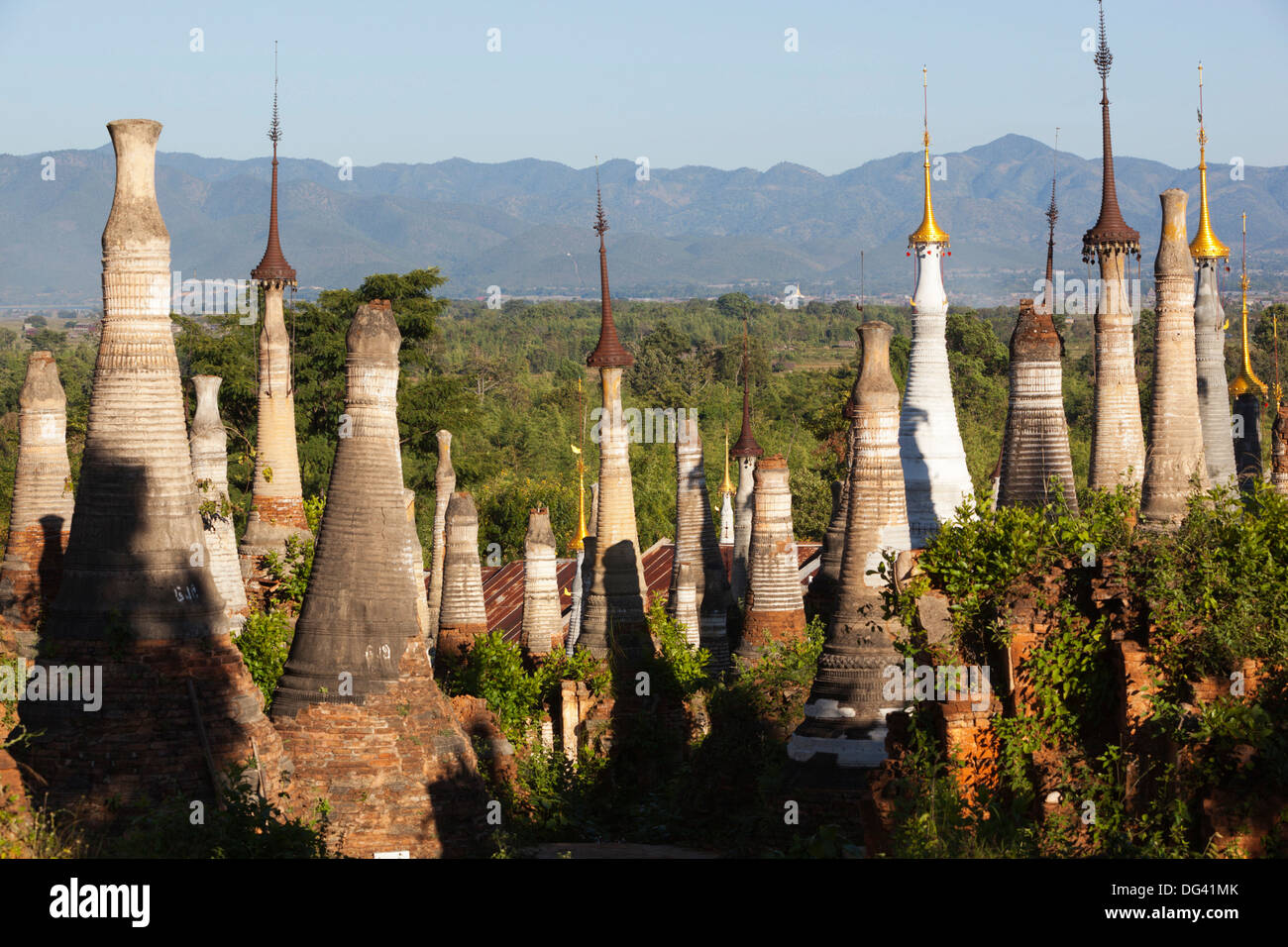 Shwe Inn Thein Pagoda, Lago Inle, Stato Shan, Myanmar (Birmania), Asia Foto Stock
