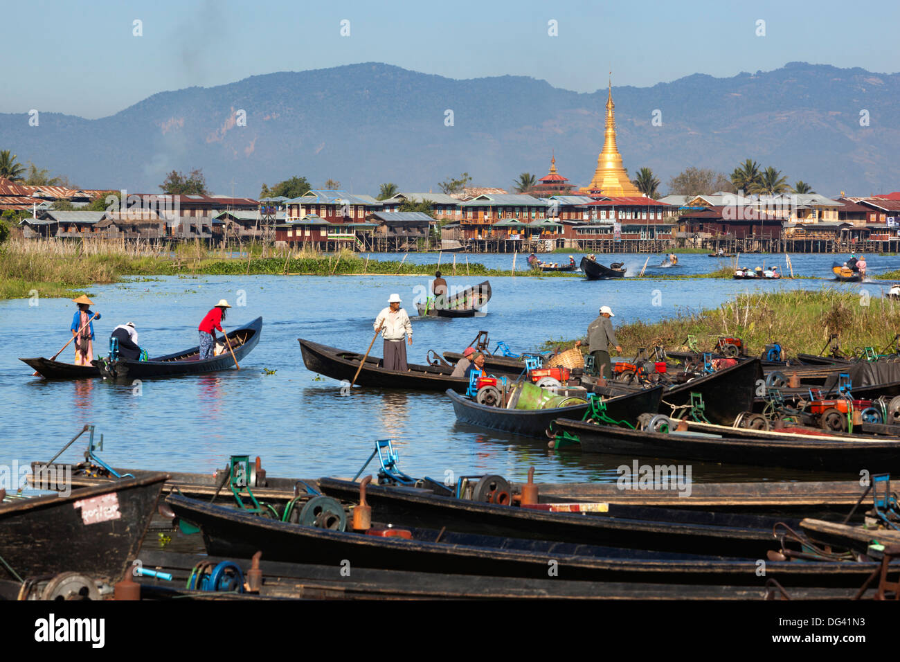 Barche arrivano a Nampan mercato locale, Lago Inle, Stato Shan, Myanmar (Birmania), Asia Foto Stock