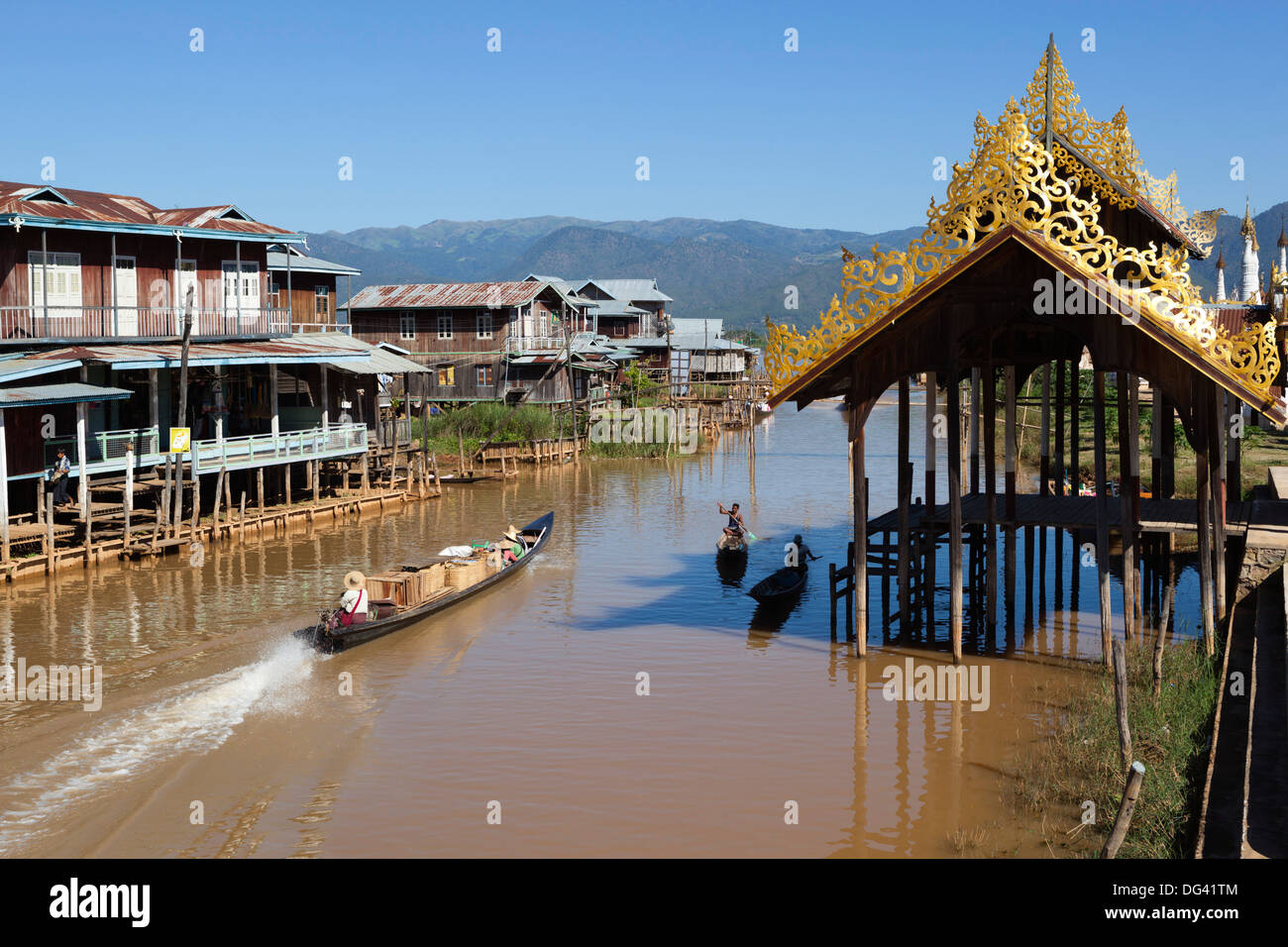 Di fianco al canale, villaggio Lago Inle, Stato Shan, Myanmar (Birmania), Asia Foto Stock