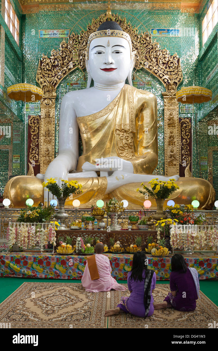 Seduto statua del Buddha, presto U Ponya Shin Paya, Sagaing Hill, Sagaing, vicino a Mandalay, Myanmar (Birmania), Asia Foto Stock