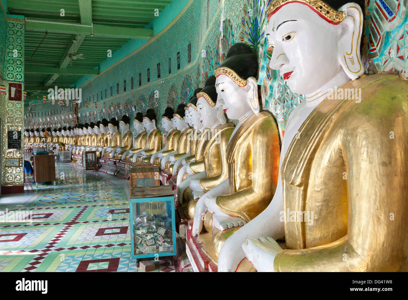 Umin Thounzeh (30 grotte) Pagoda, contenente 45 statue di Buddha, Sagaing Hill, Sagaing, vicino a Mandalay, Myanmar (Birmania), Asia Foto Stock