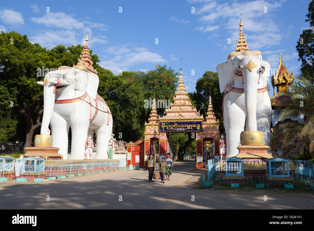 Statue di elefante in ingresso al Thanboddhay Paya (pagoda), vicino a Monywa Monywa, Regione, Myanmar (Birmania), Asia Foto Stock