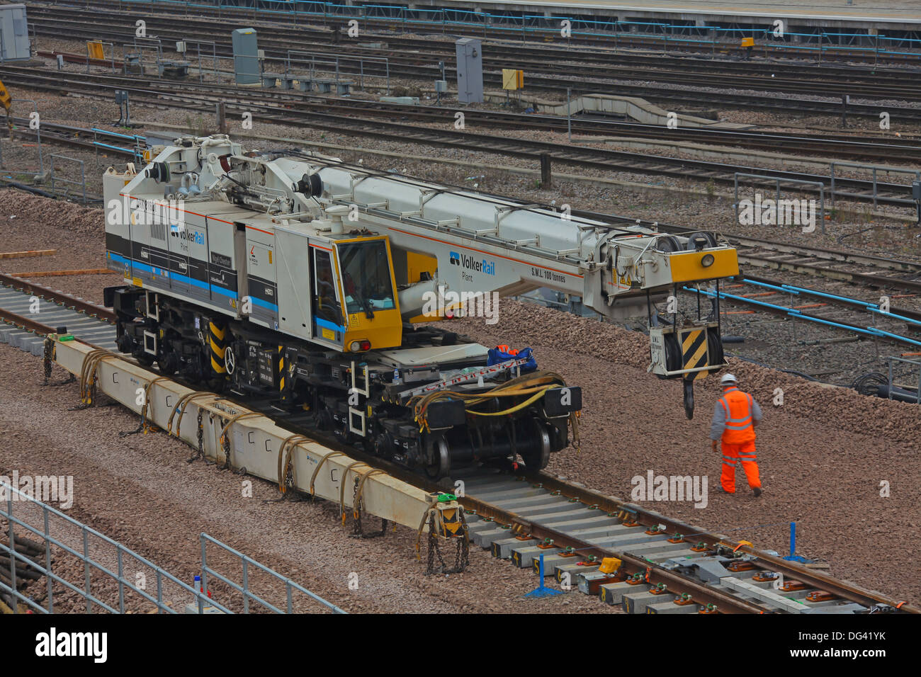 Una nuova ferrovia gru montata in attesa di utilizzare sulla nuova posa le vie al di fuori di una stazione in costruzione. Foto Stock