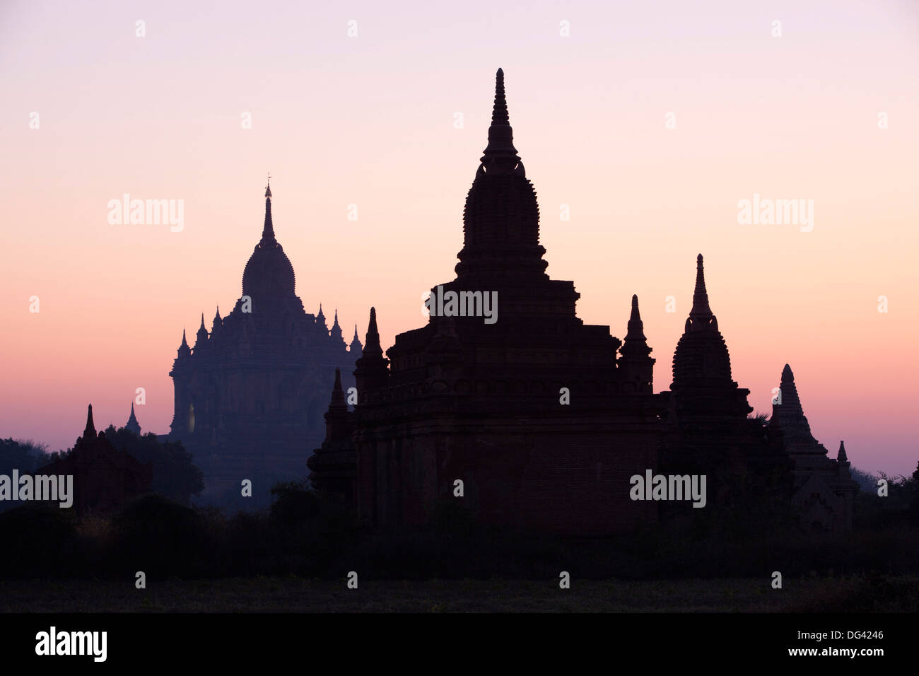 Sunrise su Bagan templi risalenti al XI e il XIII secolo, Bagan (pagano), centro del Myanmar, Myanmar (Birmania), Asia Foto Stock