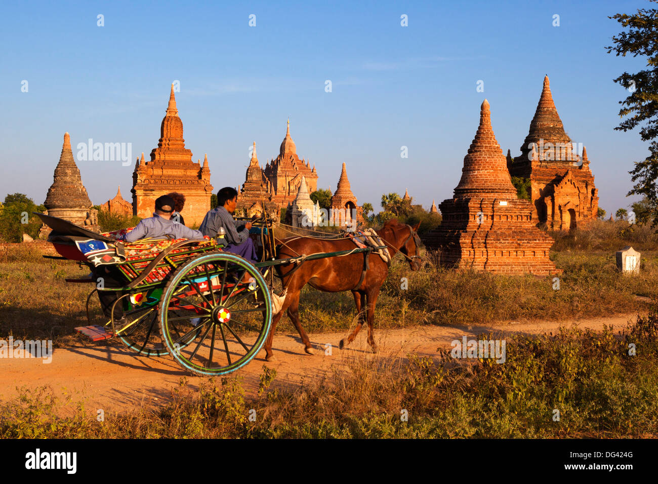 Cavallo di legno carrello tenendo i turisti intorno a Bagan templi, Bagan (pagano), centro del Myanmar, Myanmar (Birmania), Asia Foto Stock
