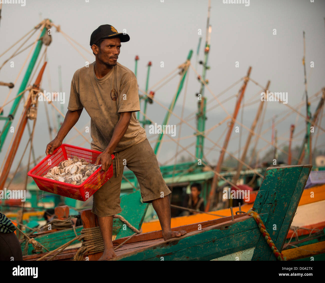 Alba a Kampot Harbour come barche da pesca tornare con notte di cattura, Kampot Provincia, Cambogia, Indocina, Asia sud-orientale, Asia Foto Stock