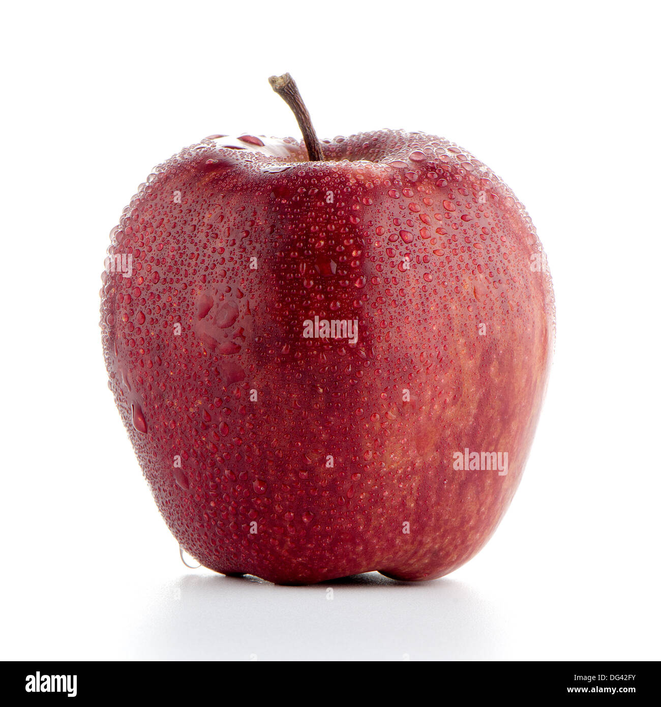 Apple rosso isolato su sfondo bianco. Foto Stock