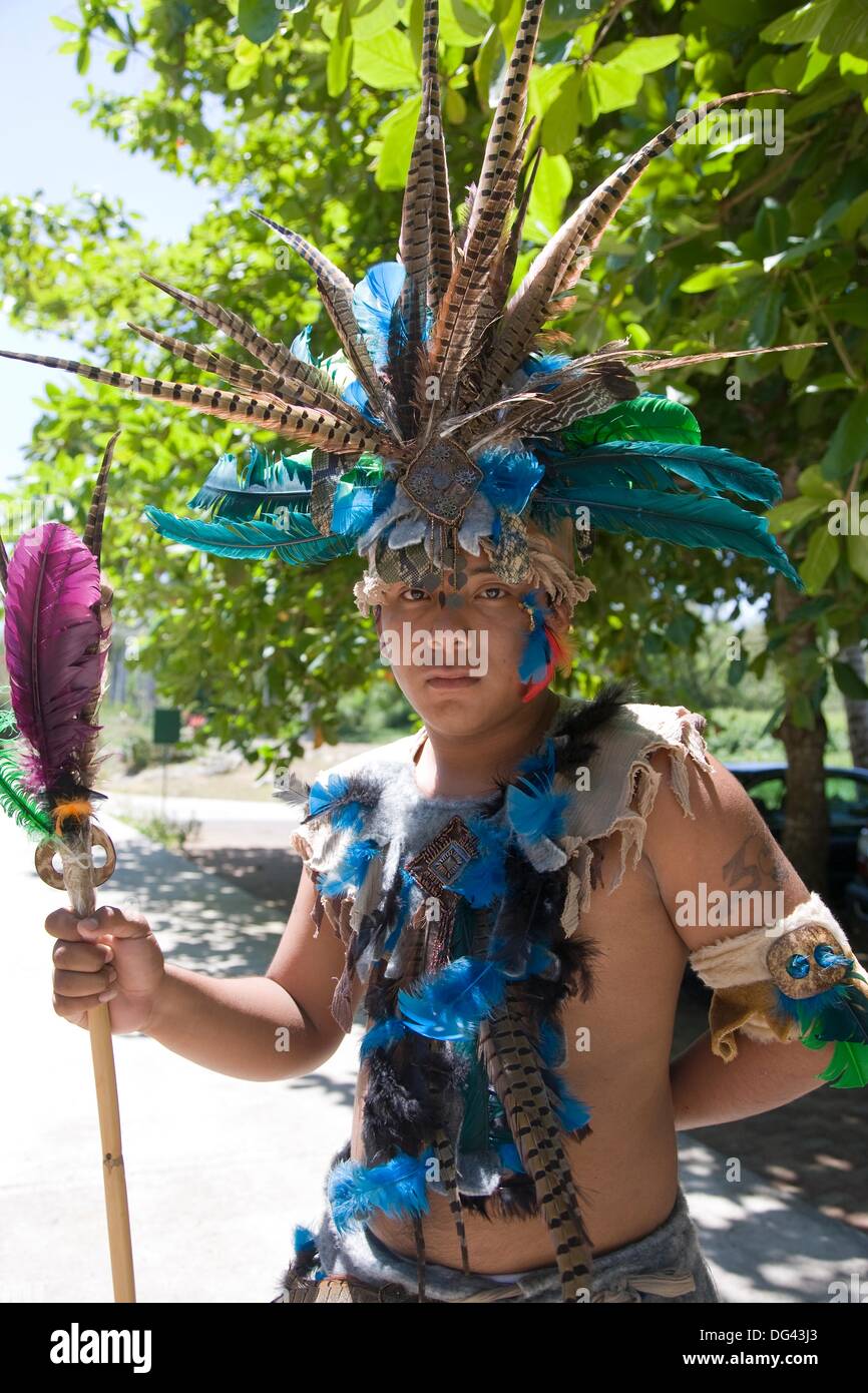 Uomo vestito da guerriero Maya, Chichen Itza, Yucatan, Messico Foto stock -  Alamy