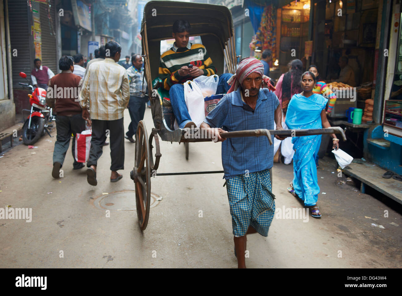 In rickshaw sulla strada, Calcutta, West Bengal, India, Asia Foto Stock