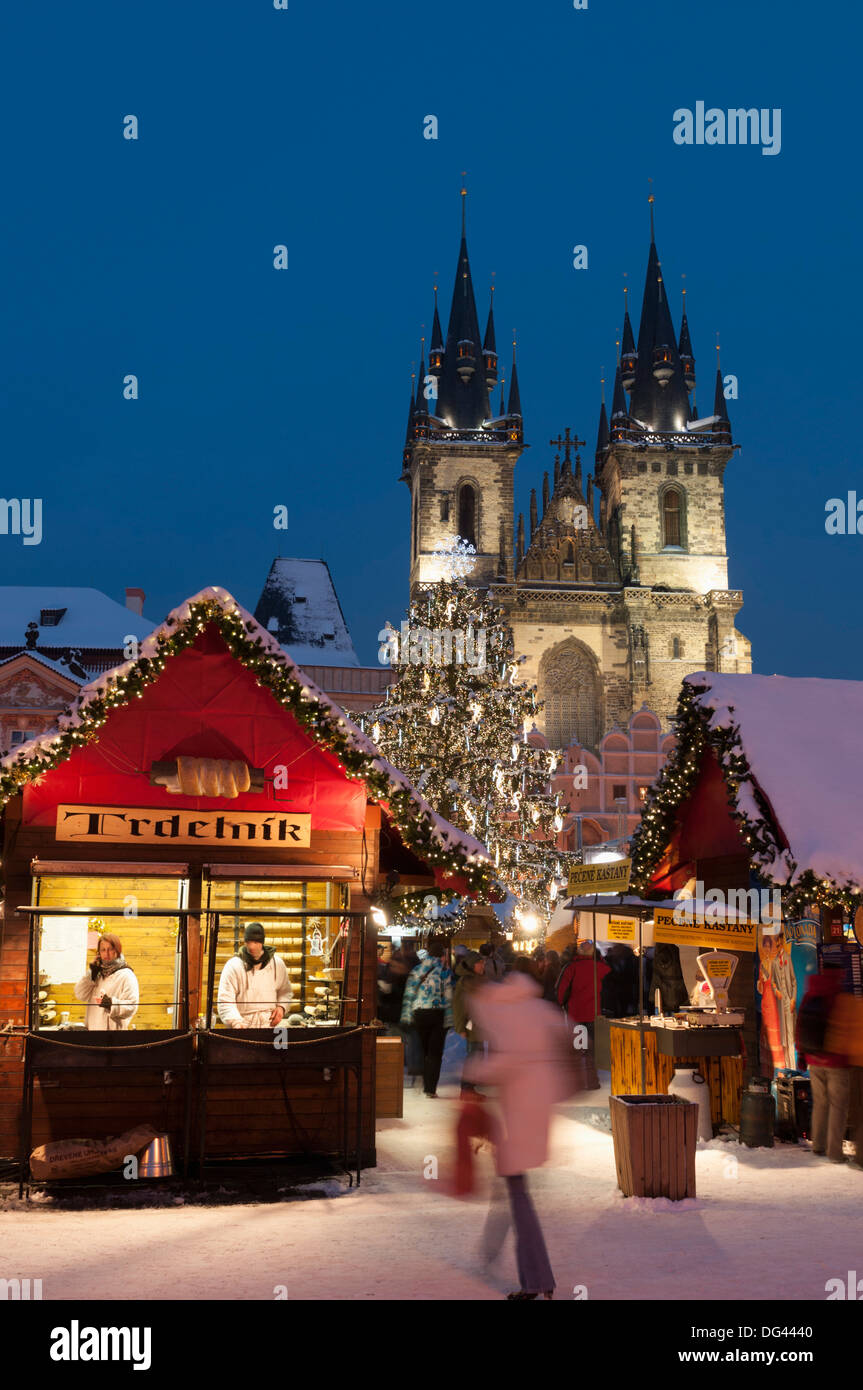 Coperto di neve e il Mercato di Natale e la chiesa di Santa Maria di Týn, Piazza della Città Vecchia di Praga, Repubblica Ceca, Europa Foto Stock