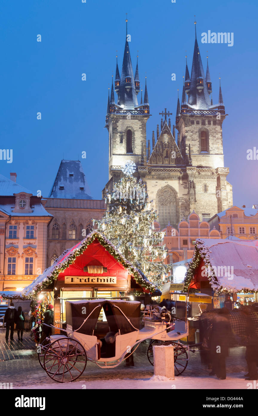 Coperto di neve e il Mercato di Natale e la chiesa di Santa Maria di Týn, Piazza della Città Vecchia di Praga, Repubblica Ceca, Europa Foto Stock