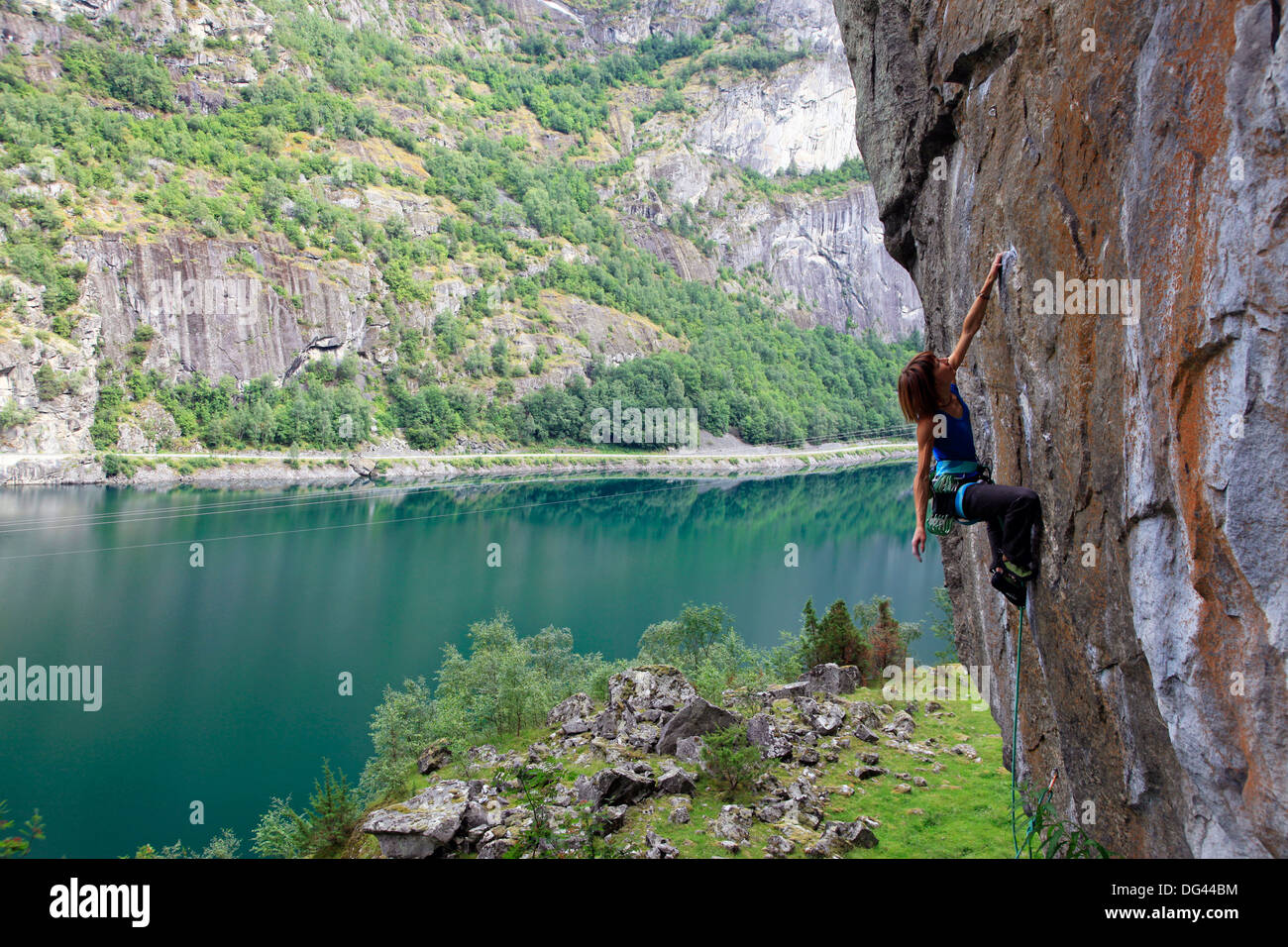 Una femmina di scalatore affronta una ripida scogliera a Loven, vicino Aurland, Norvegia occidentale, Scandinavia, Europa Foto Stock