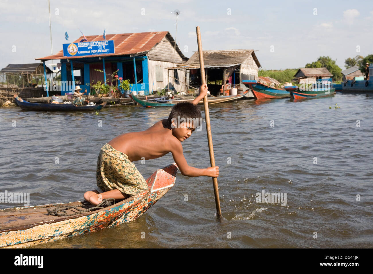 Giovane ragazzo in una barca sul lago Tonle Sap, Cambogia, Indocina, Asia sud-orientale, Asia Foto Stock