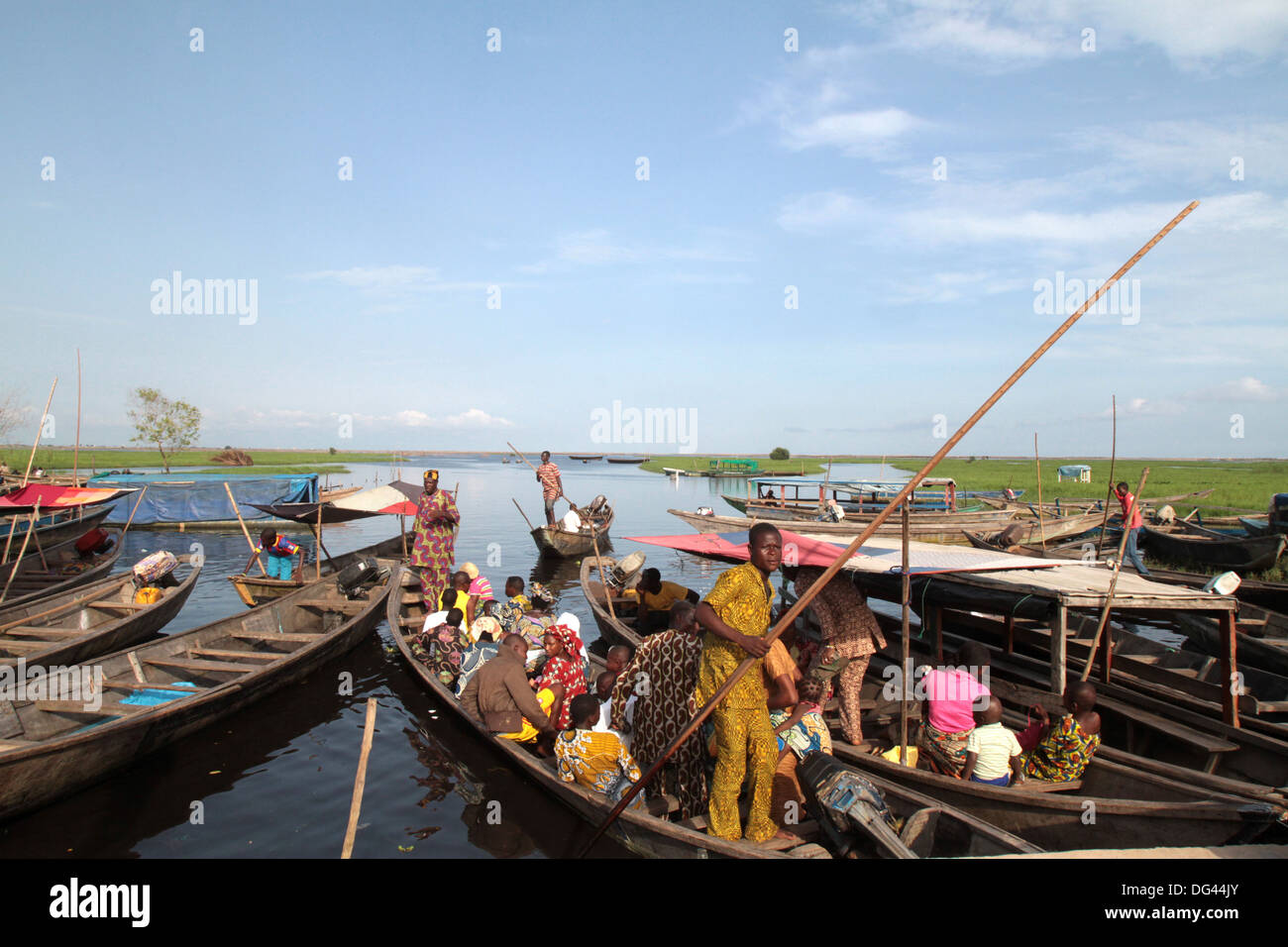 A partire di canoe sul lago Nokoue, Ganvie, Benin, Africa occidentale, Africa Foto Stock