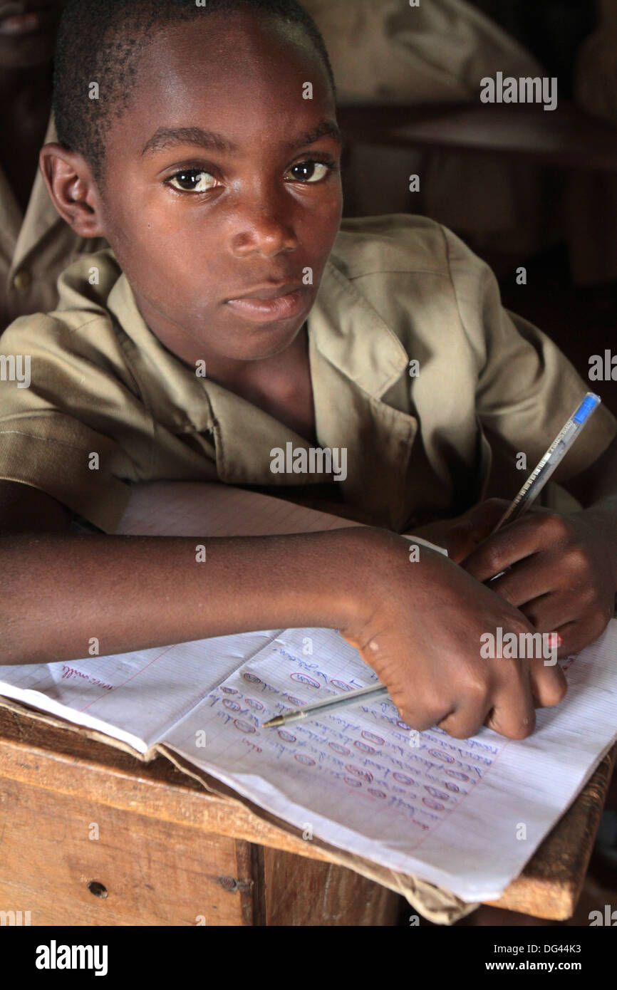 Ritratto di un Africano scolaro, Hevie, Benin, Africa occidentale, Africa Foto Stock