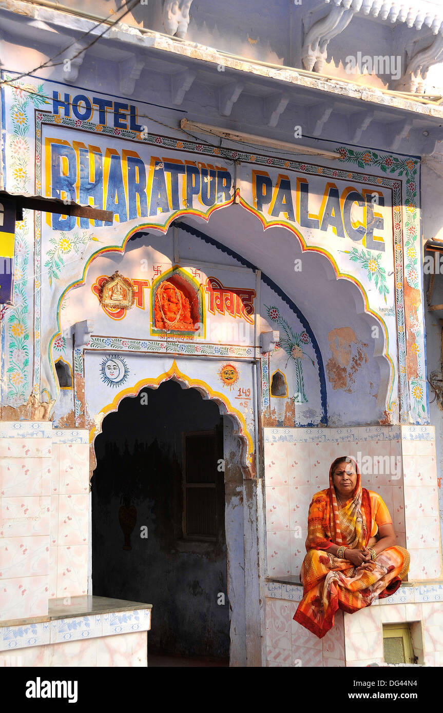Donna di fronte a un vecchio tempio trasformato in un hotel, Pushkar, Rajasthan, India, Asia Foto Stock