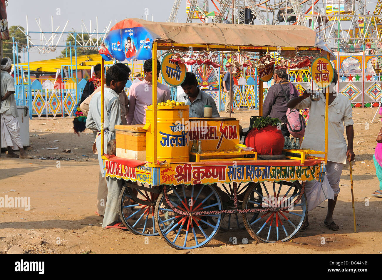 Ambulante venditore di bevande, Pushkar, Rajasthan, India, Asia Foto Stock