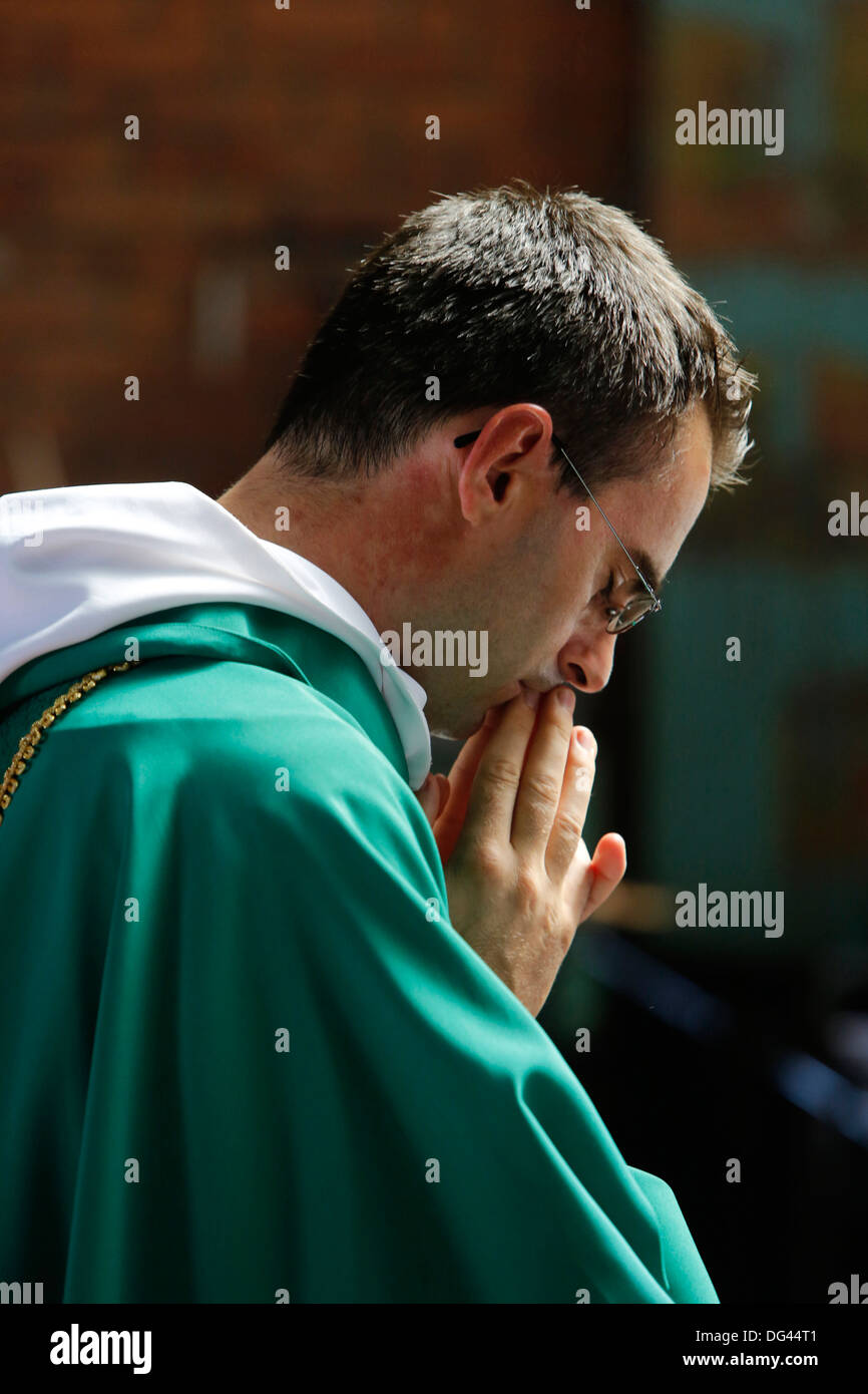 Sacerdote cattolico di celebrare la Messa, Salvador, Bahia, Brasile, Sud America Foto Stock