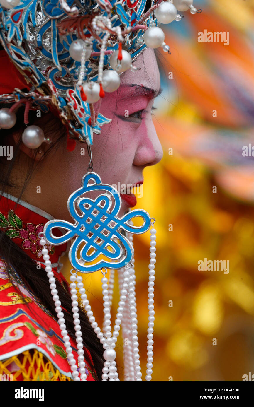 Giovane donna che indossano i costumi tradizionali, nuovo anno cinese, Parigi, Francia, Europa Foto Stock