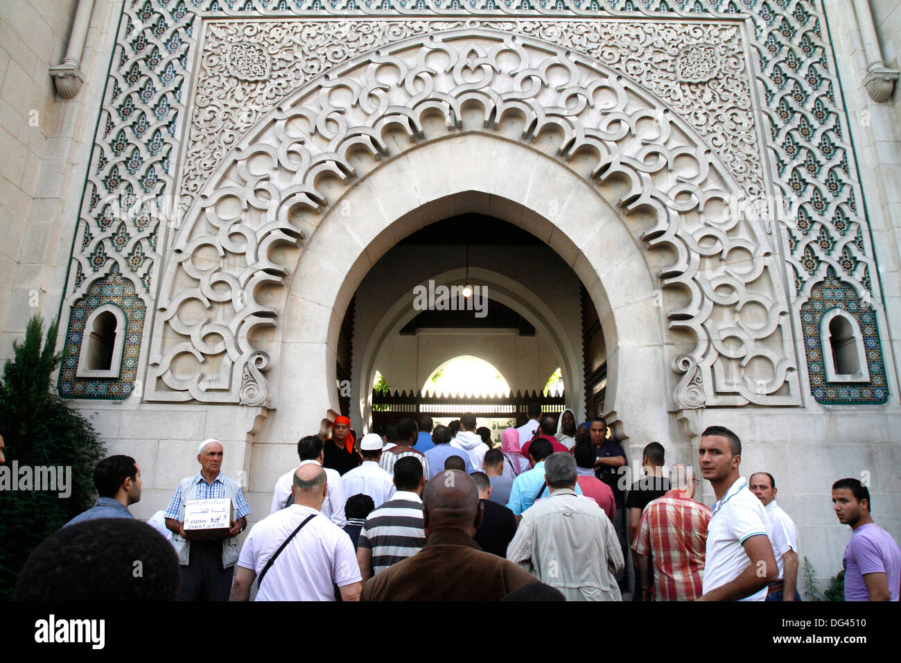 I musulmani a Parigi Grande Moschea degli aiuti El-Fitr festival, Parigi, Francia, Europa Foto Stock