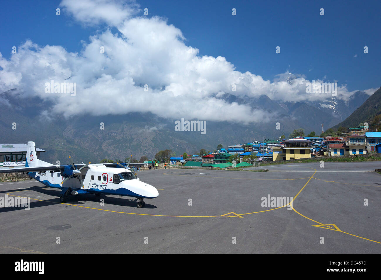 Aria Sita Dornier 228 gli aeromobili in avvicinamento in pista, Tenzing-Hillary aeroporto, Lukla, Nepal, Asia Foto Stock