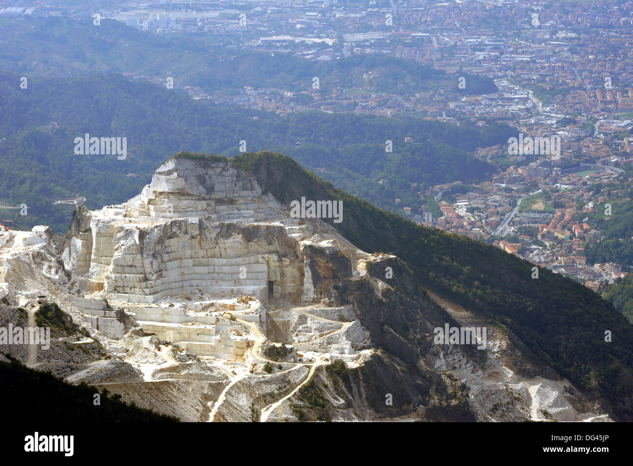 Vista su una cava di marmo vicino alla città italiana di Carrara, il 12 settembre 2013. Il Carrara-Marble bianco è uno dei più famosi marmi del mondo. Foto Stock