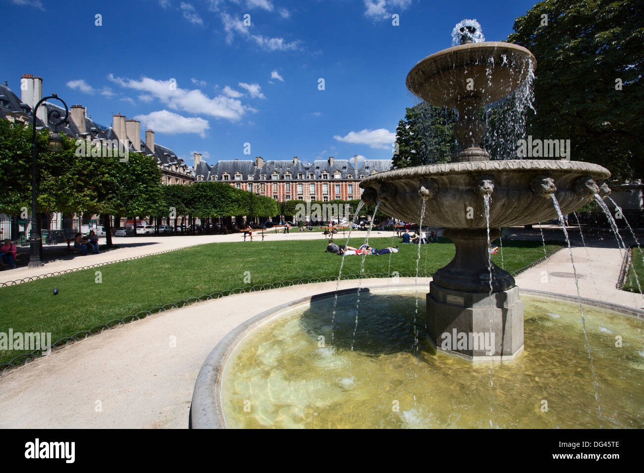 Fontana di Place des Vosges nel quartiere del Marais, Parigi, Francia, Europa Foto Stock